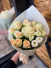 Букет цветов из:  Розы и Лизиантусы в Тимирязева