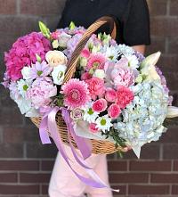 Цветочная композиция из Розы, Хризантемы, Пионы и Лизиантусы в корзине в Тимирязева