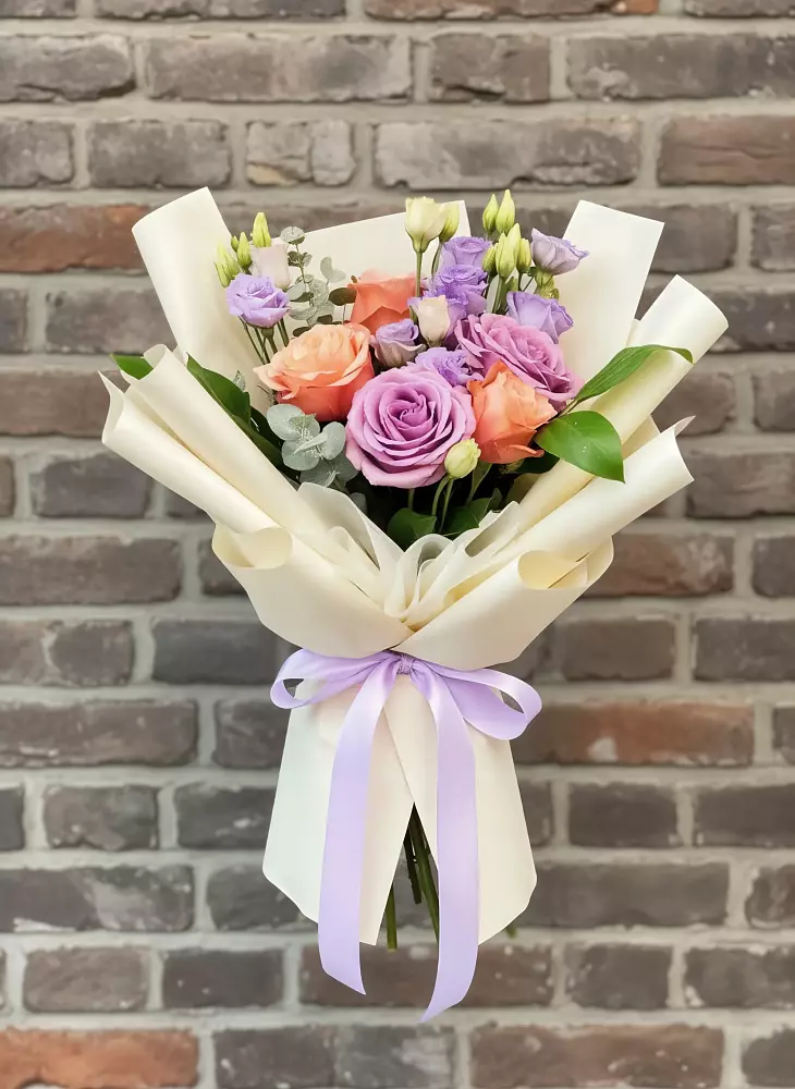 Букет цветов из: Лизиантусы и Розы в Тимирязева