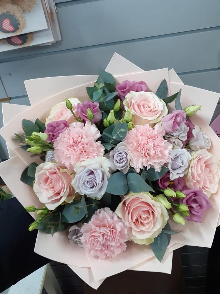 Букет цветов из: Розы, Гвоздики и Лизиантусы в Тимирязева